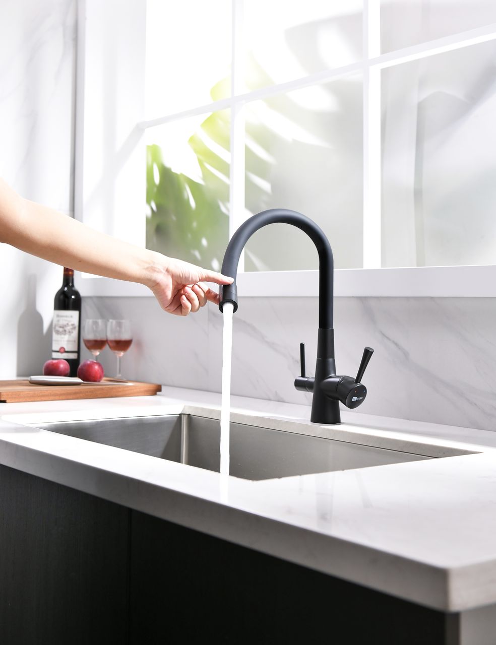 Смеситель Lemark Комфорт LM3075BL для кухни, гибкий излив, подключение к фильтру, черный